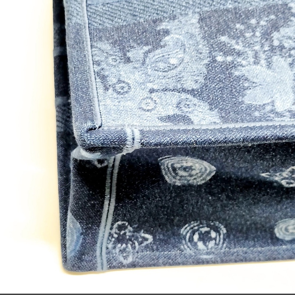 Christian Dior Large Book Tote in Denim Blue Toile de Jouy COA/dustbag - Picture 4 of 15